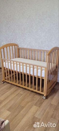 Кроватка детская и пеленальный комод