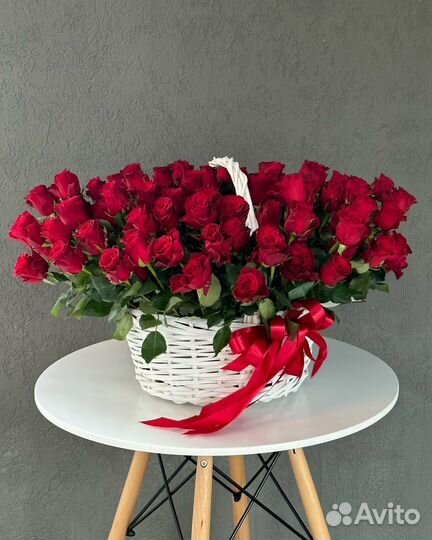 Большая корзина с красными розами