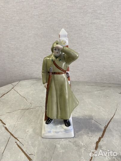Фарфоровая статуэтка пограничник лфз