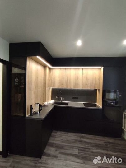 Кухонный гарнитур в три этажа в стиле 