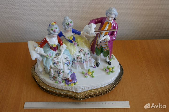 Фарфоровая статуэтка 