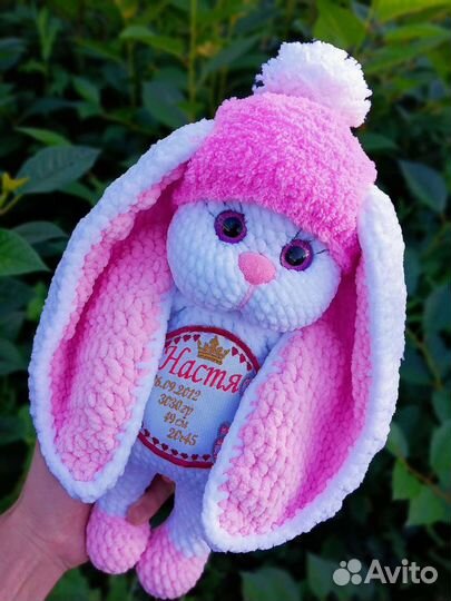 Именная игрушка, плюшевая зайка, вязаная, метрика