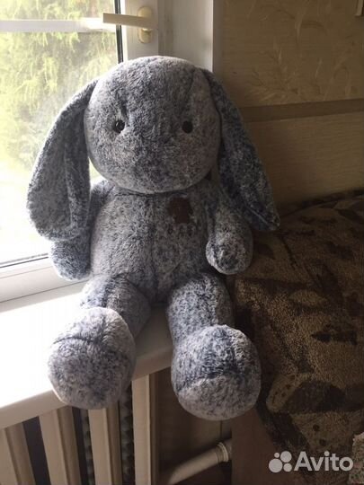 Большой плюшевый заяц