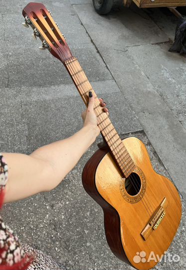 Акустическая гитара без одной струны