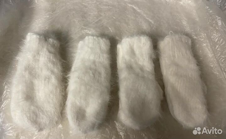 Новые пуховые варежки белые с серым