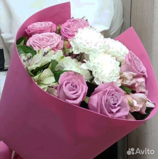 Букет хризантем с розами и альстромерией Доставка