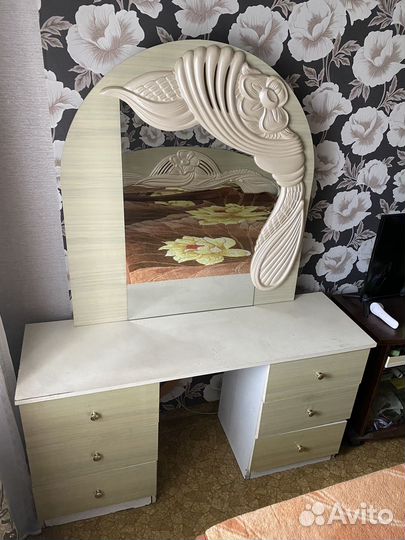 Туалетный столик с зеркалом