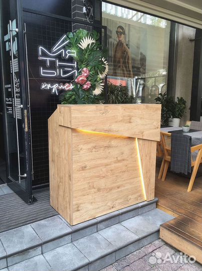 Стойка ресепшн деревянная / Ресепшен Скос