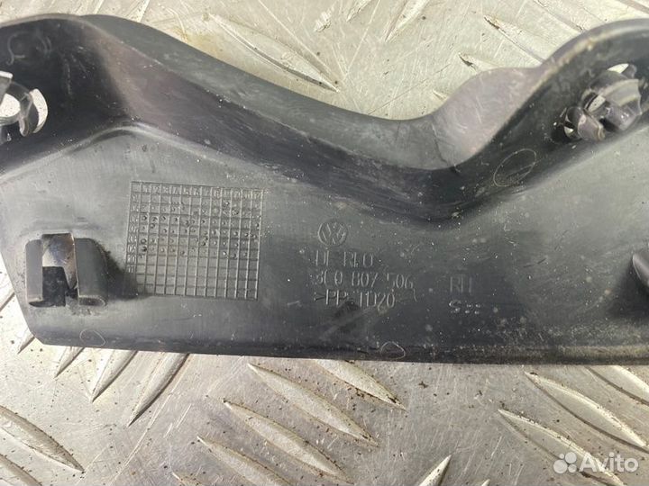 Крепление бампера правое Volkswagen Passat B6