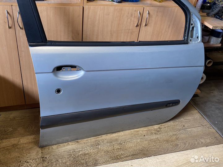 Renault scenic 1 передняя правая дверь