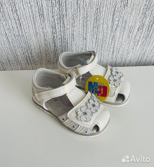 Новые сандали для девочки