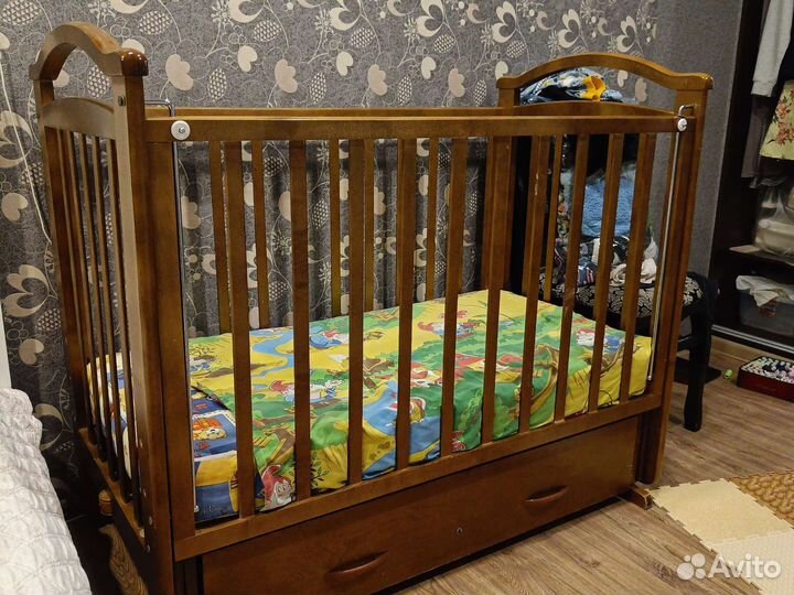 Детская кроватка с маятником и ящиком