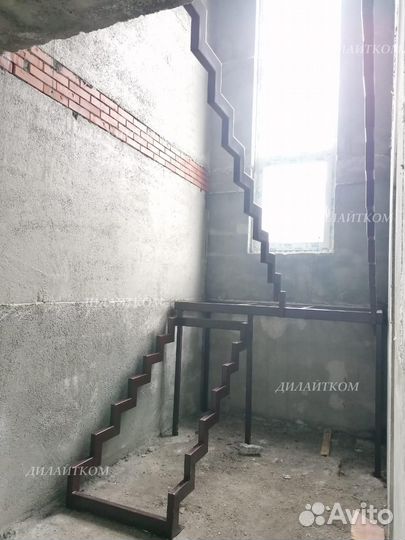 Лестница на ломаных косоурах ступени сосна. Перила