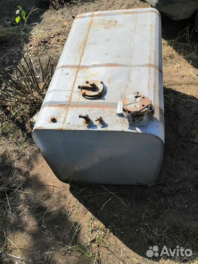 Топливный бак 600л. Ящик для инструмента