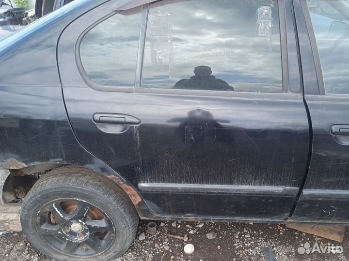 Стекло задней правой двери Nissan Primera P11