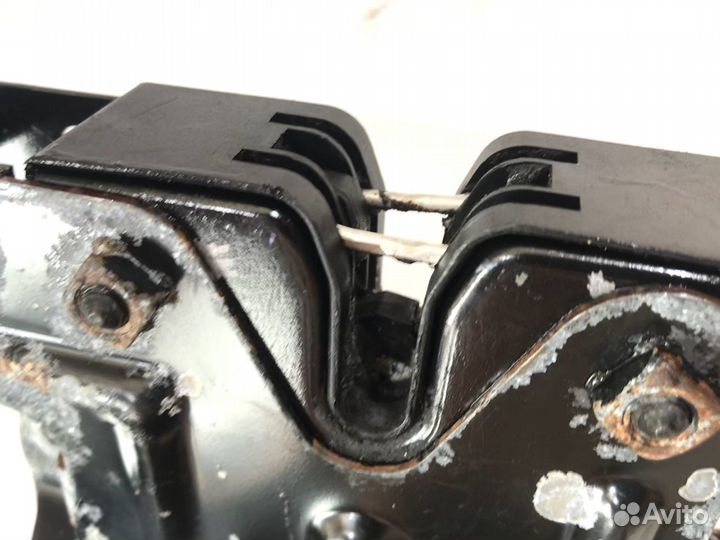 Замок капота Volkswagen Touareg