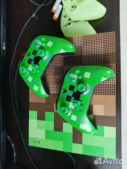 Microsoft Xbox One S 1TB Minecraft Edition