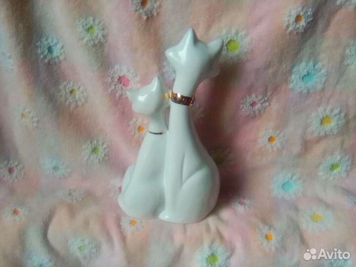 Фарфоровая статуэтка Котики