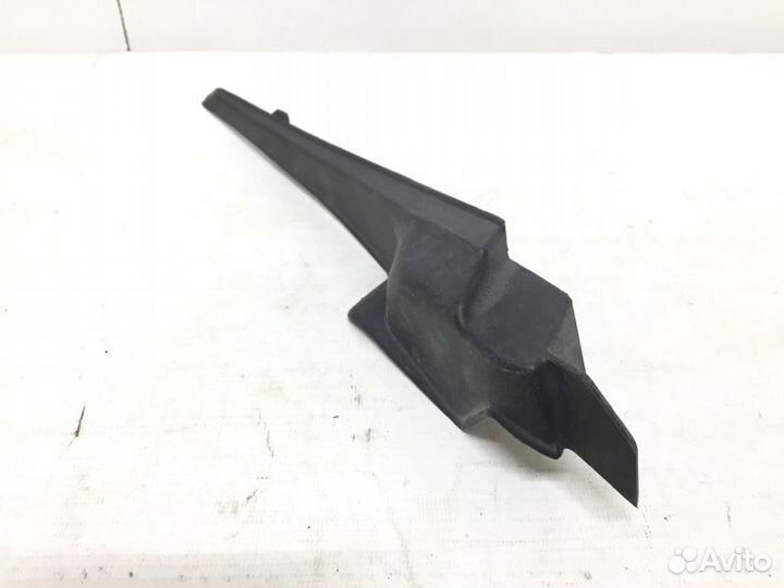 Уплотнитель лобового стекла передний левый Lexus