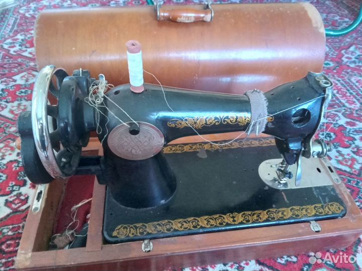 Старая швейная машинка