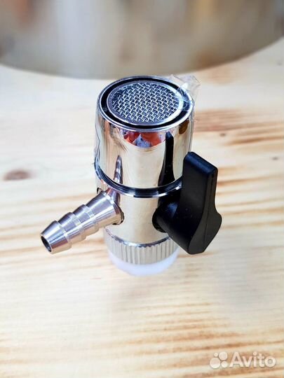 Дивертор - переходник на кран универсальный 8 мм