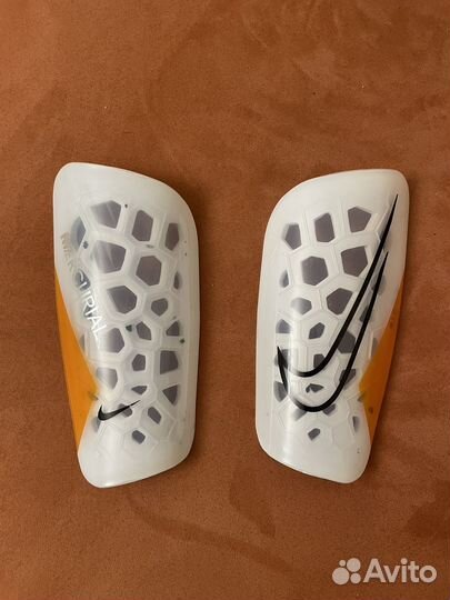 Футбольные щитки Nike