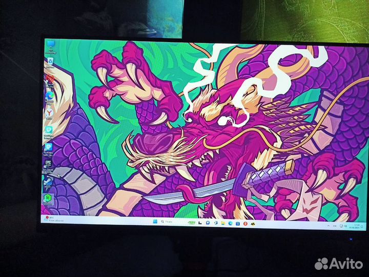 Игровой компьютер с монитором и клавиатурой