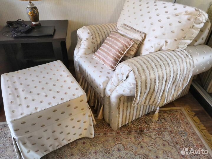 Кресло и пуф