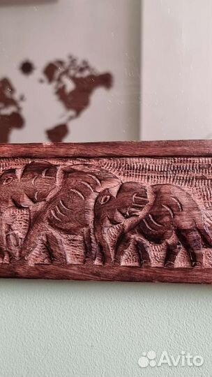 Зеркало в деревянной раме