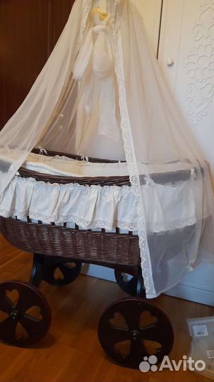 Колыбель из лозы на колёсах