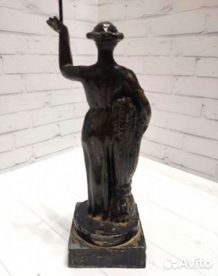 Статуэтка девушка с голубем