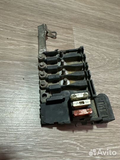 Блок клемма предохранители на акумулятор Skoda Oct