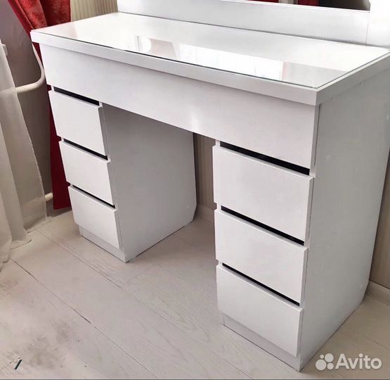 Гримёрный столик визажиста и гримёрное зеркало