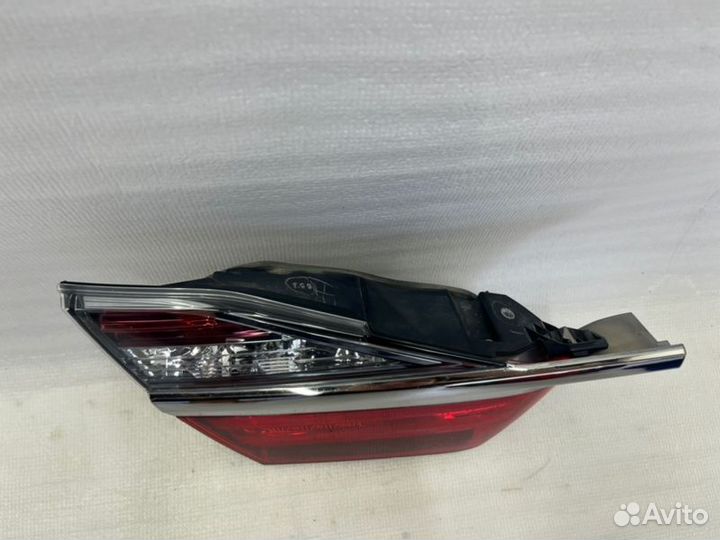 Фонарь внутренний задний левый Toyota Camry V55