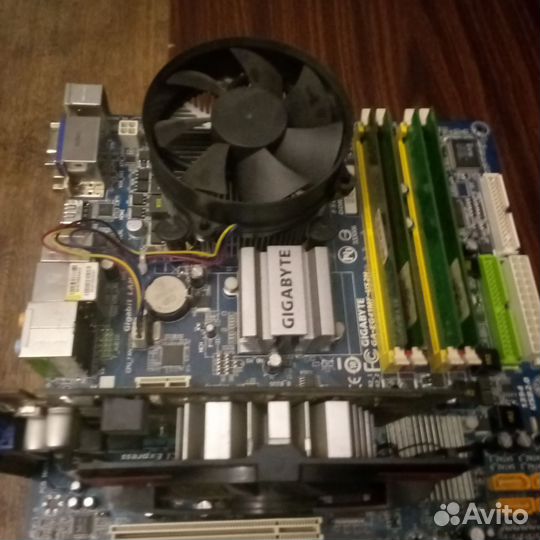 Материнская плата с процессором и памятью