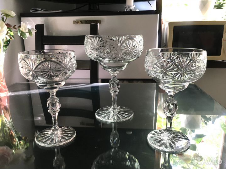 Хрустальные вазы на ножке