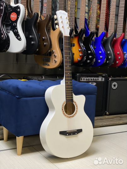 Акустическая гитара белая