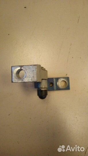 Петля двери задней правой верхняя Skoda Octavia