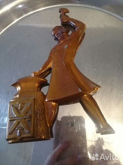 Кузнец с молотом