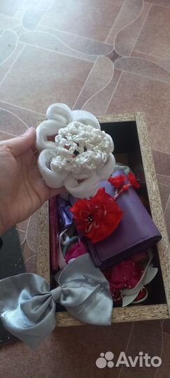 Коробка с заколками, резинками