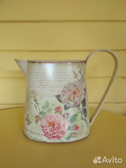 Декоративный жестяной кувшин