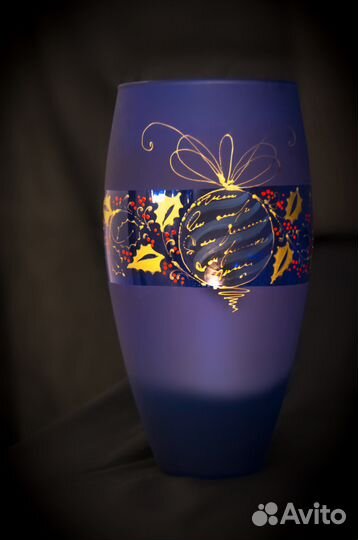 Ваза из синего стекла с росписью маслом