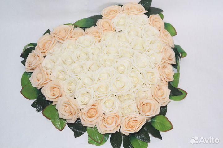 Сердце из искусственных цветов