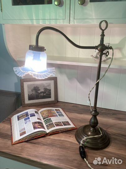 Антикварная настольная лампа модерн