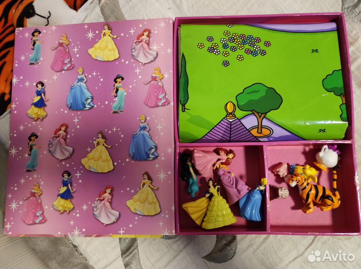 Книжка с набором моделей