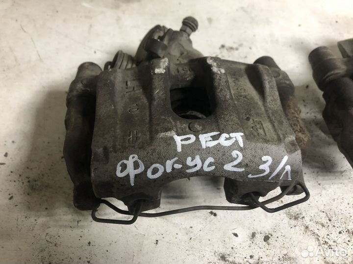 Задний левый тормозной суппорт Ford Focus 2