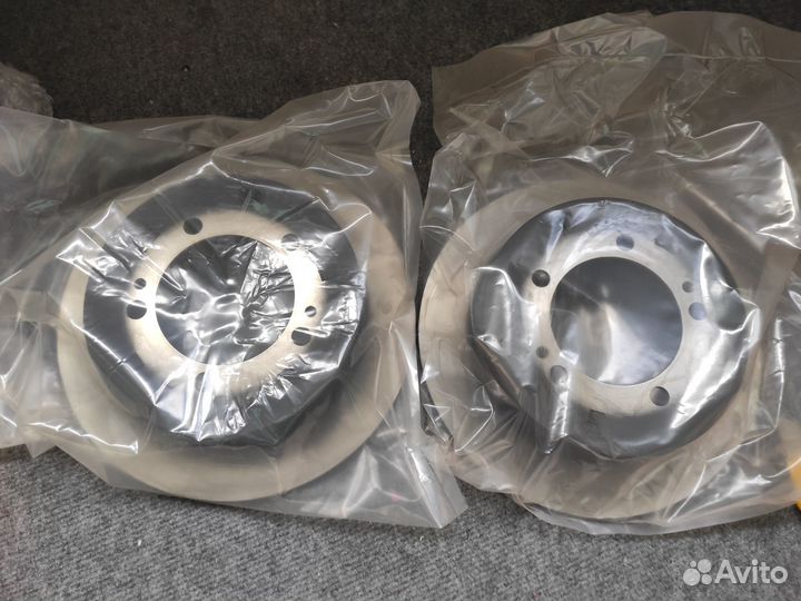 Диск тормозной задний Mitsubishi mb928716 новый