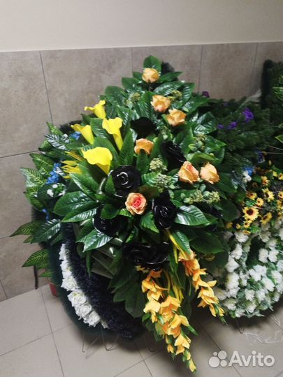 Ритуальные венки и корзины, живые цветы