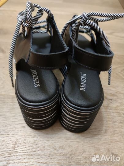 Босоножки на танкетке натуральная кожа