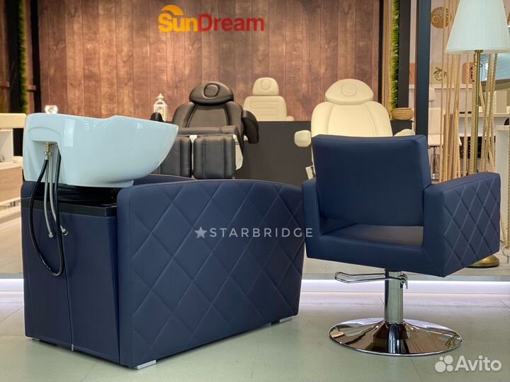 Парикмахерская мойка и парикмахерское кресло